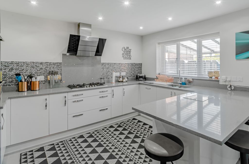 Property photo 2 of 24 Advert-25