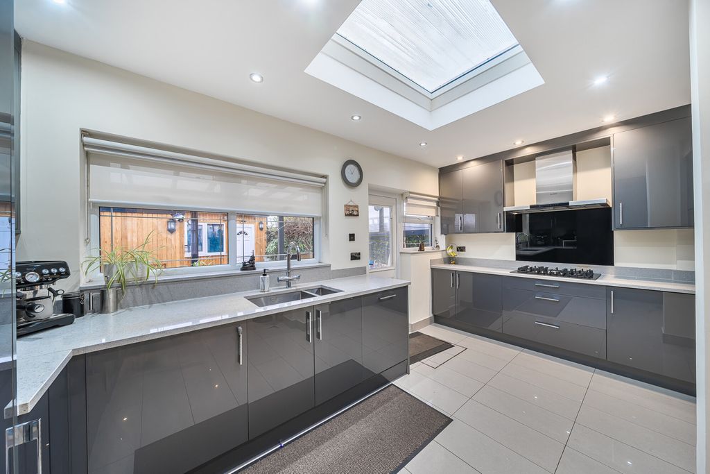 Property photo 3 of 22 1388718-19-693c0F...