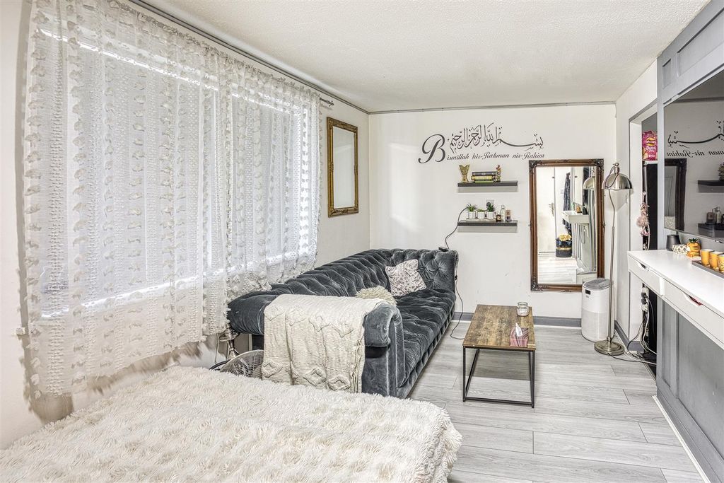 Property photo 2 of 3