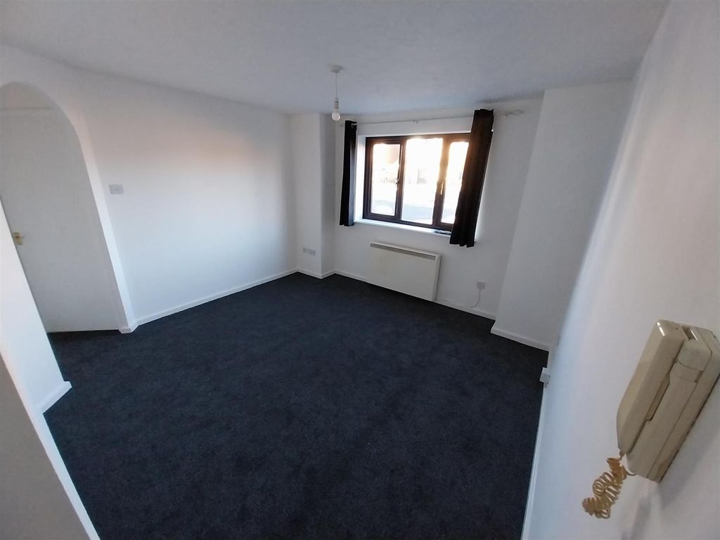 Property photo 2 of 6 Lounge