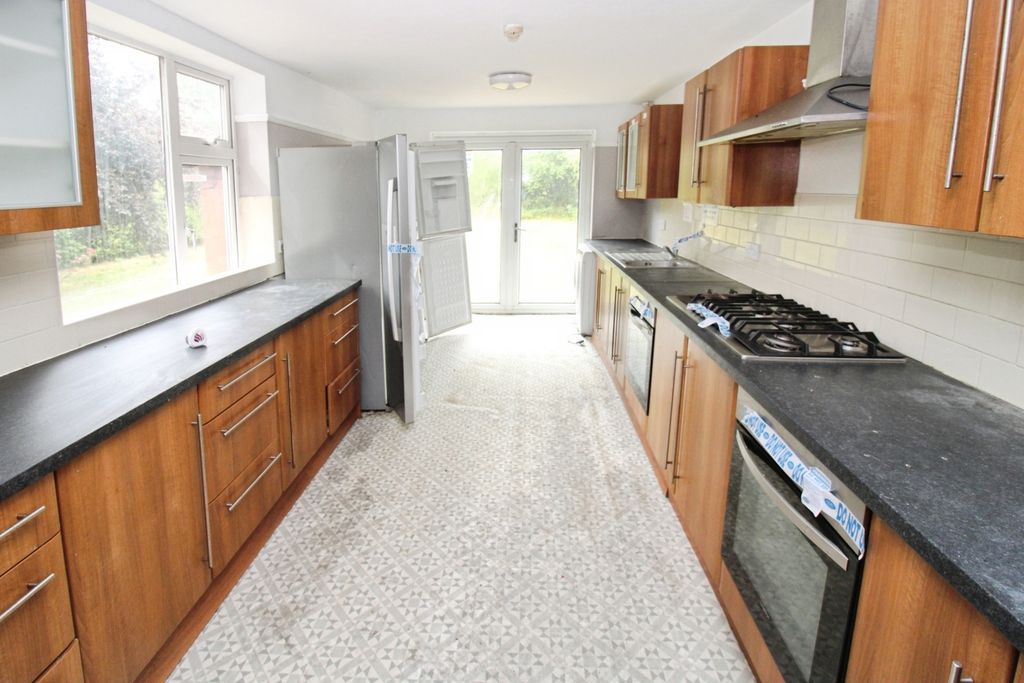 Property photo 3 of 19 Kitchen