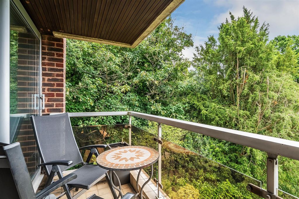 Additional image 17 of 3 bed flat for saleStack House, West Hill, Oxted RH8