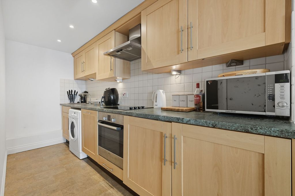 Property photo 3 of 8 Fitted Kitchen