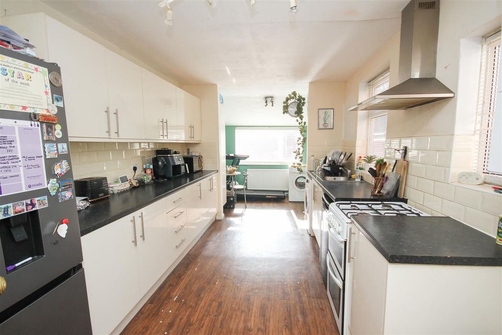 Property photo 3 of 10 Kitchen.Jpg