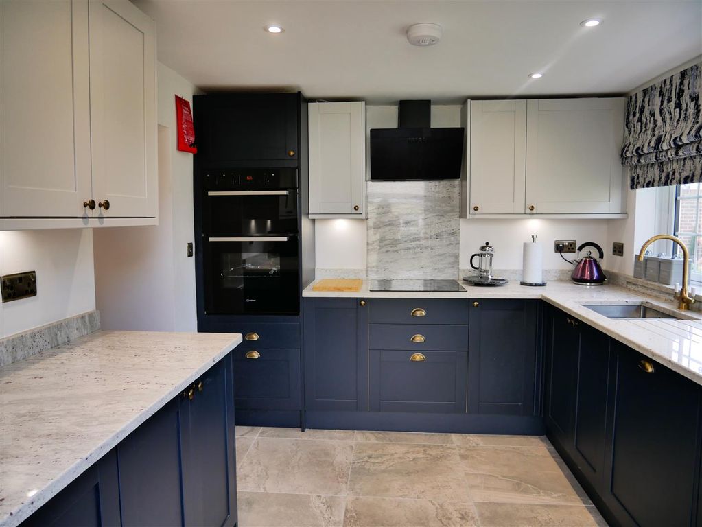 Property photo 3 of 20 Fitted Kitchen