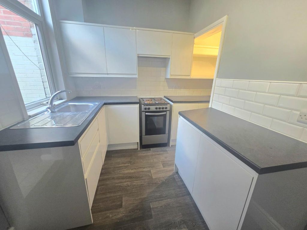 Property photo 3 of 8 Kitchen