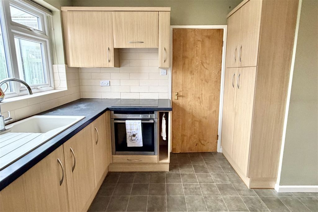 Property photo 3 of 19 Kitchen