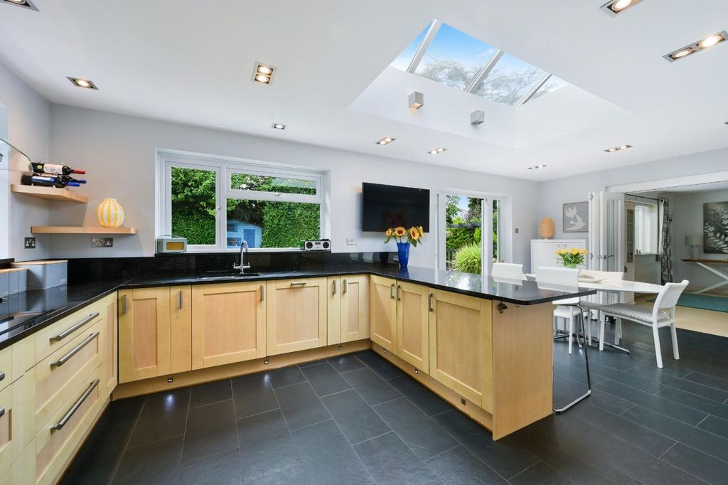 Property photo 3 of 18 Avenue Close,  (13).Jpg