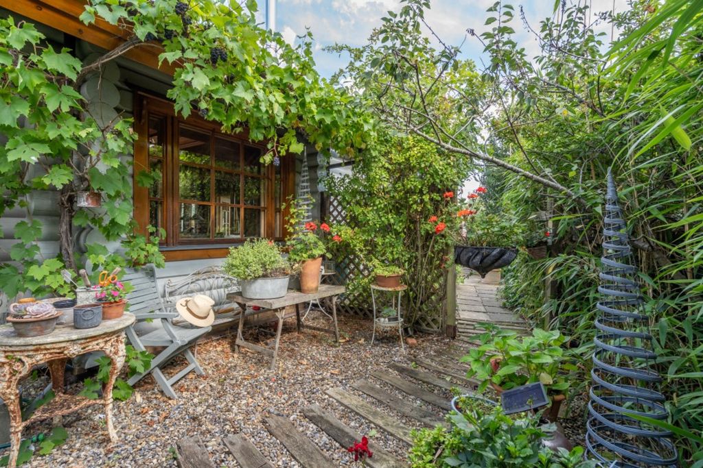 Property photo 3 of 28