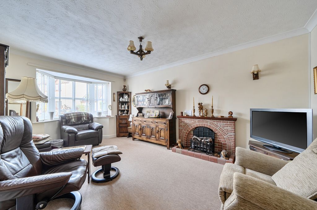 Property photo 3 of 12 3 - Lounge