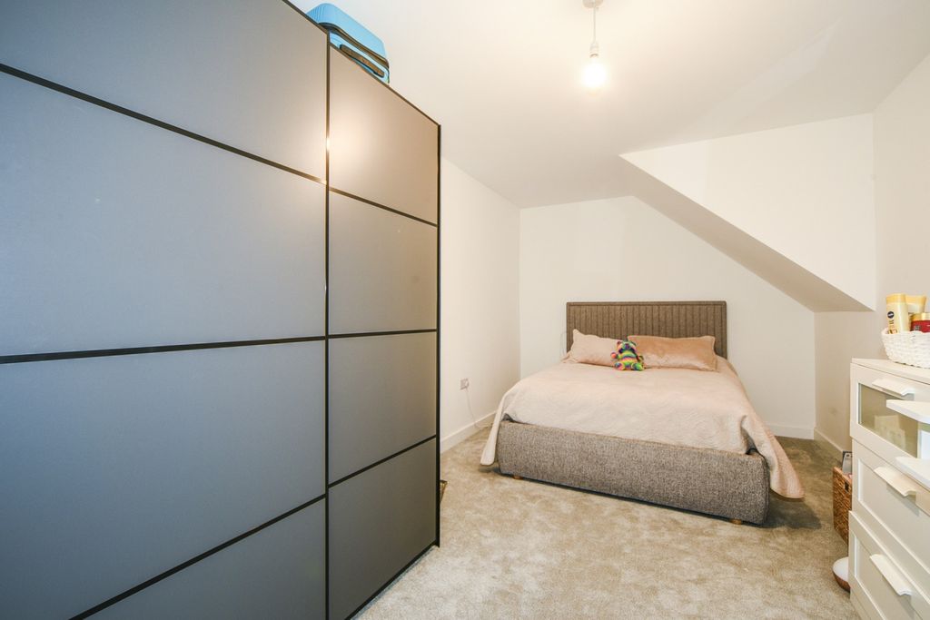 Property photo 3 of 9 Bedroom