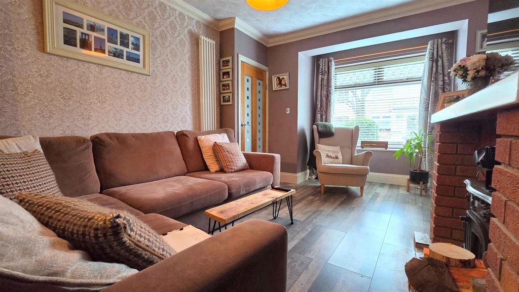 Property photo 3 of 15 Lounge