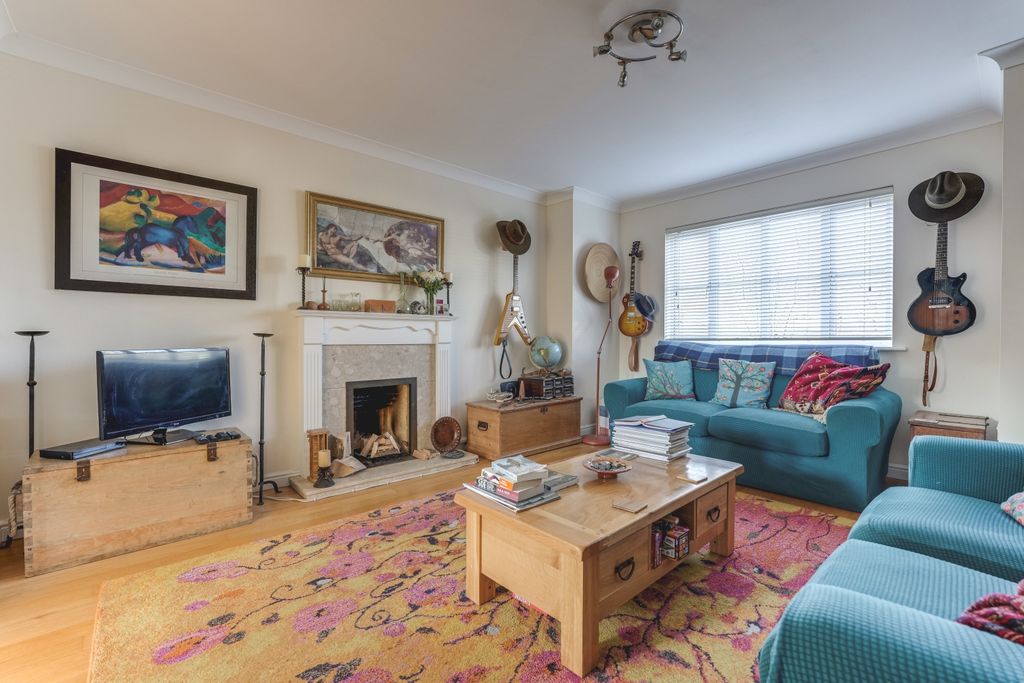 Property photo 2 of 23 Lounge