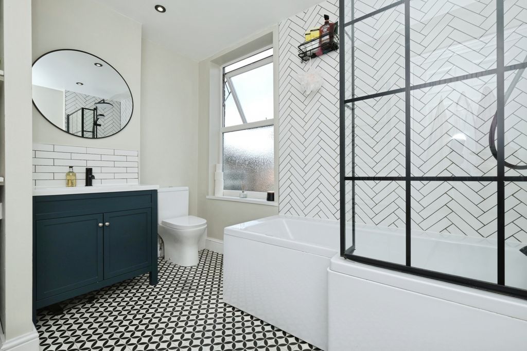 Property photo 1 of 19 Bathroom