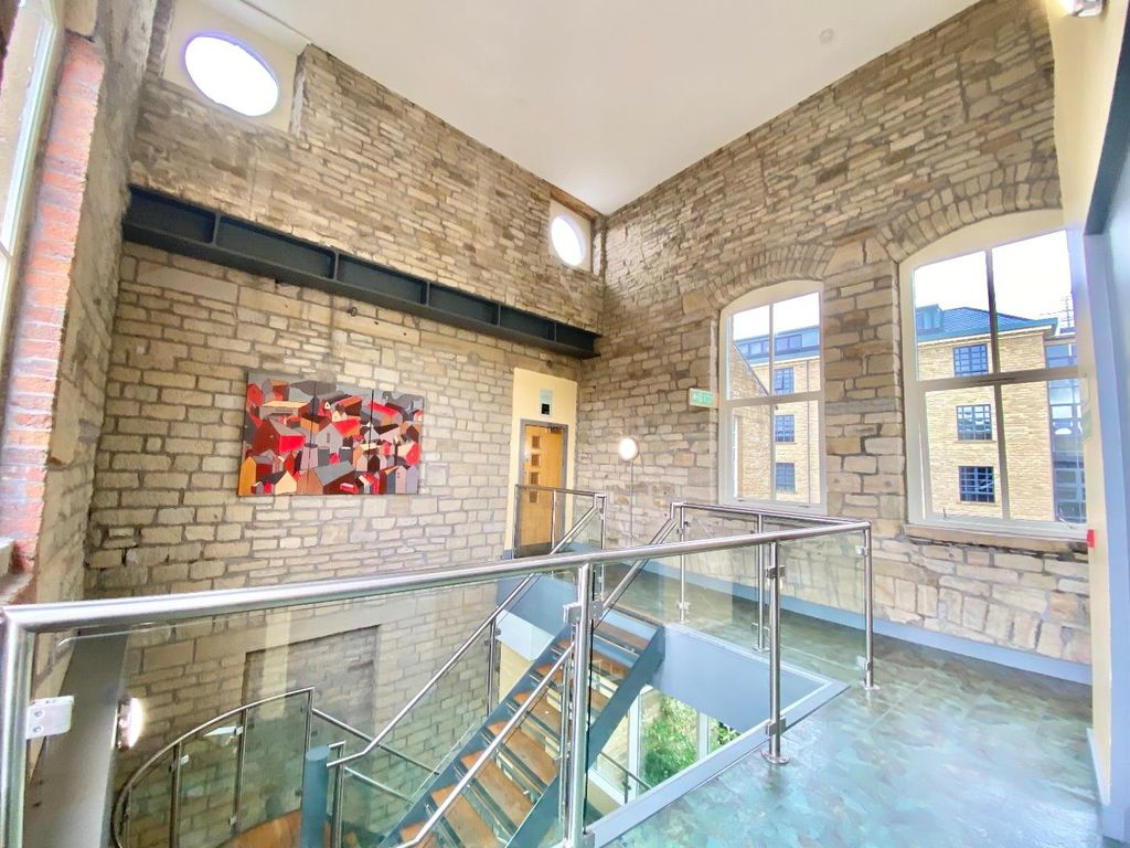 Property photo 3 of 12 Communal Lobby