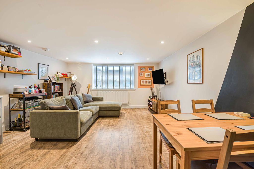 Property photo 2 of 31