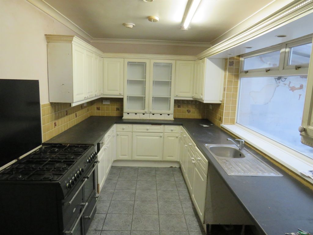 Property photo 2 of 18 Kitchen