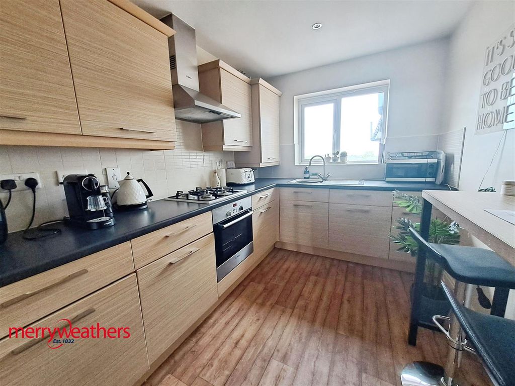 Property photo 3 of 7 Fitted Kitchen