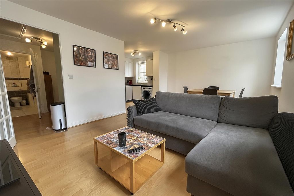 Property photo 2 of 14 Lounge
