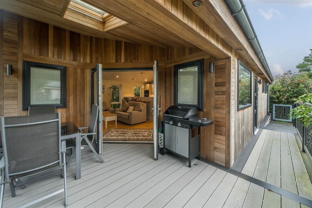 Property photo 3 of 15 Lodge15 Veranda.Jpg