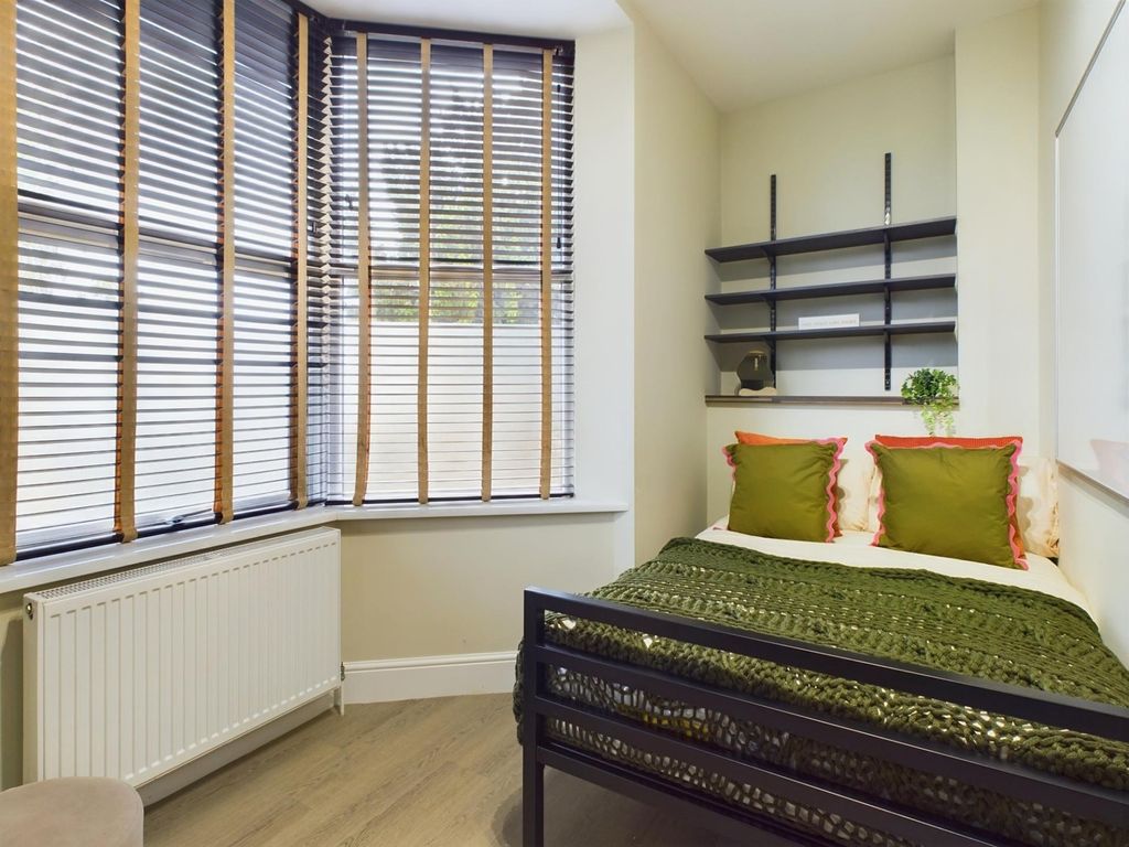 Property photo 1 of 7 A Bright And Inviting Double Bedroom Featuring Mod...