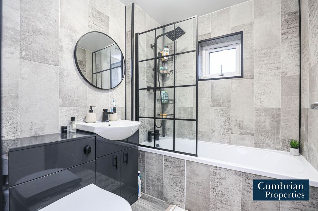 Property photo 3 of 11 Bathroom