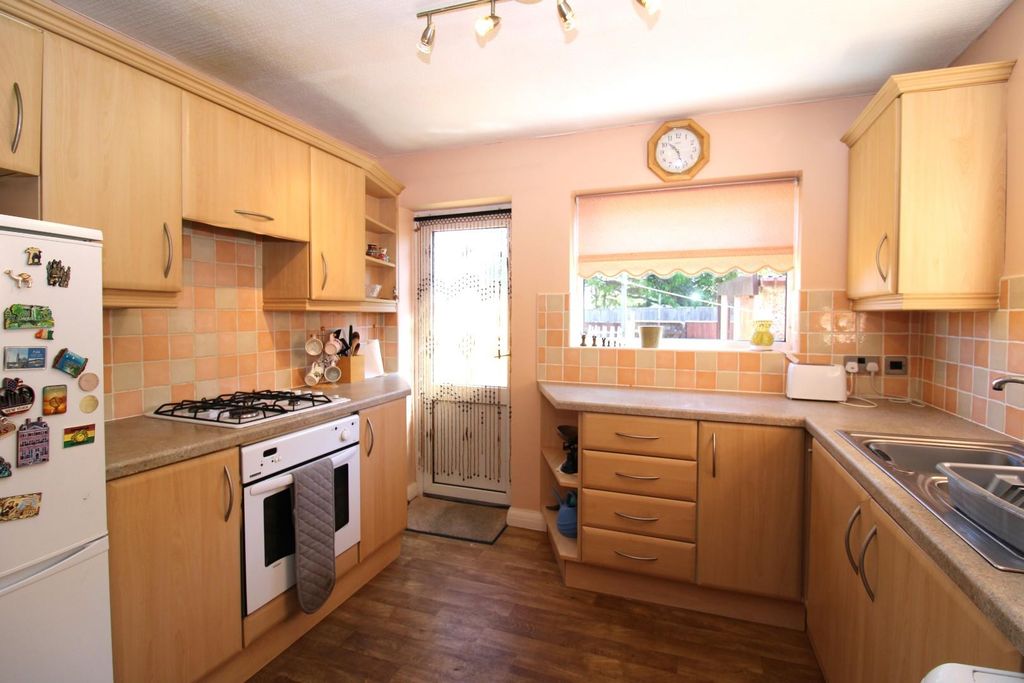 Property photo 1 of 10 Kitchen