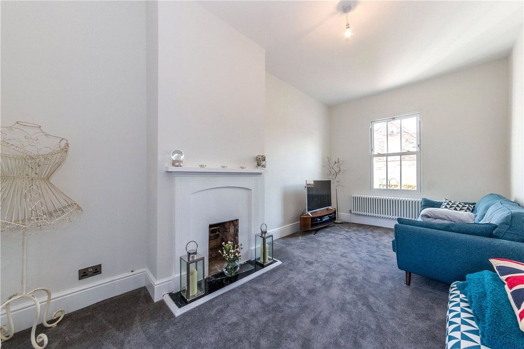 Property photo 2 of 12 Lounge