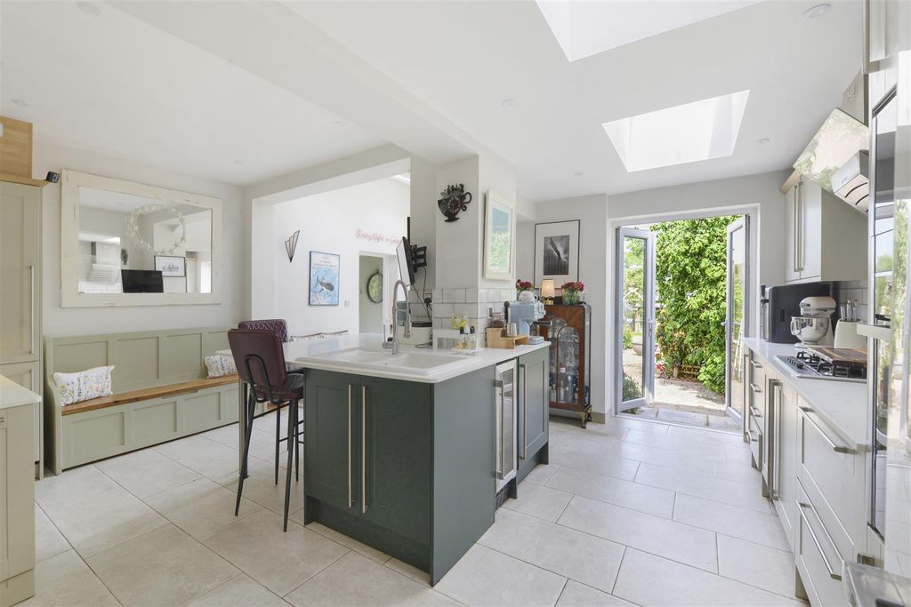 Property photo 3 of 33 128London11.Jpg