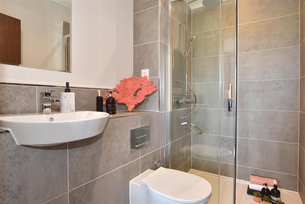 Property photo 3 of 11 Ensuite Shower Room