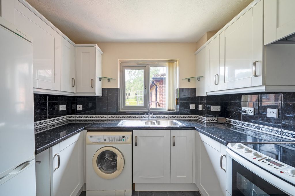 Property photo 3 of 8 Kitchen