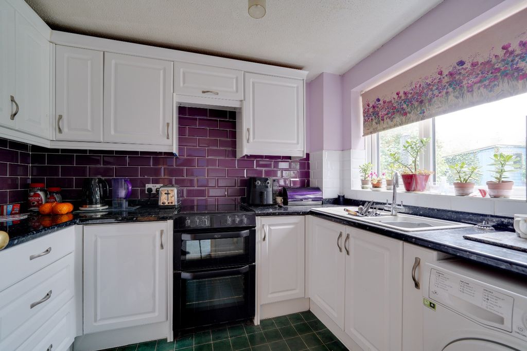 Property photo 3 of 7 4420183