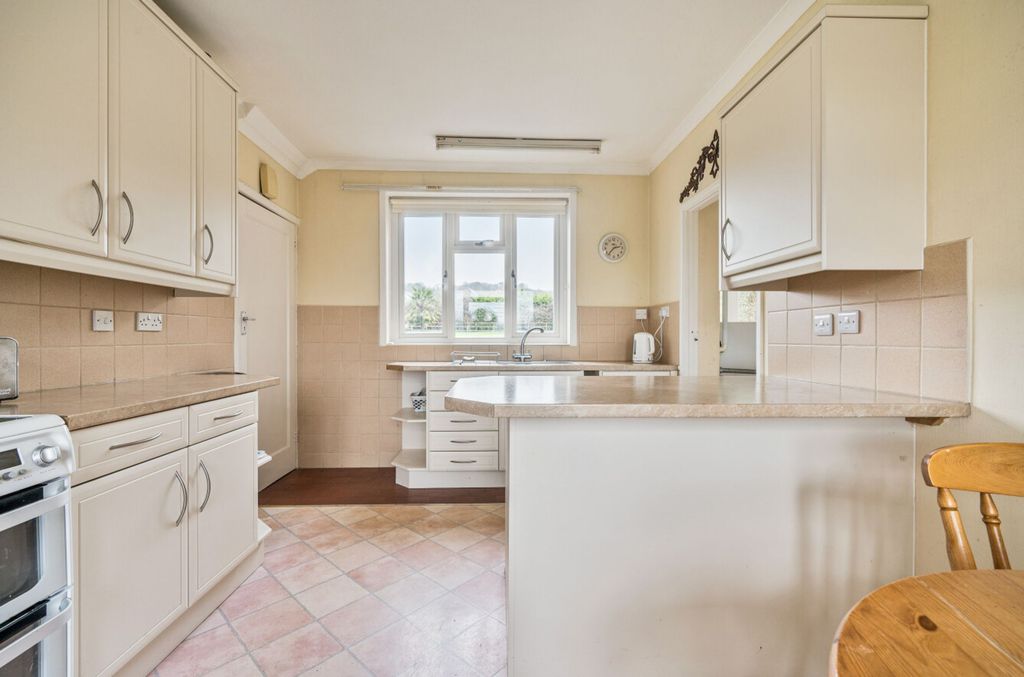 Property photo 3 of 19 Kitchen/Breakfast Room