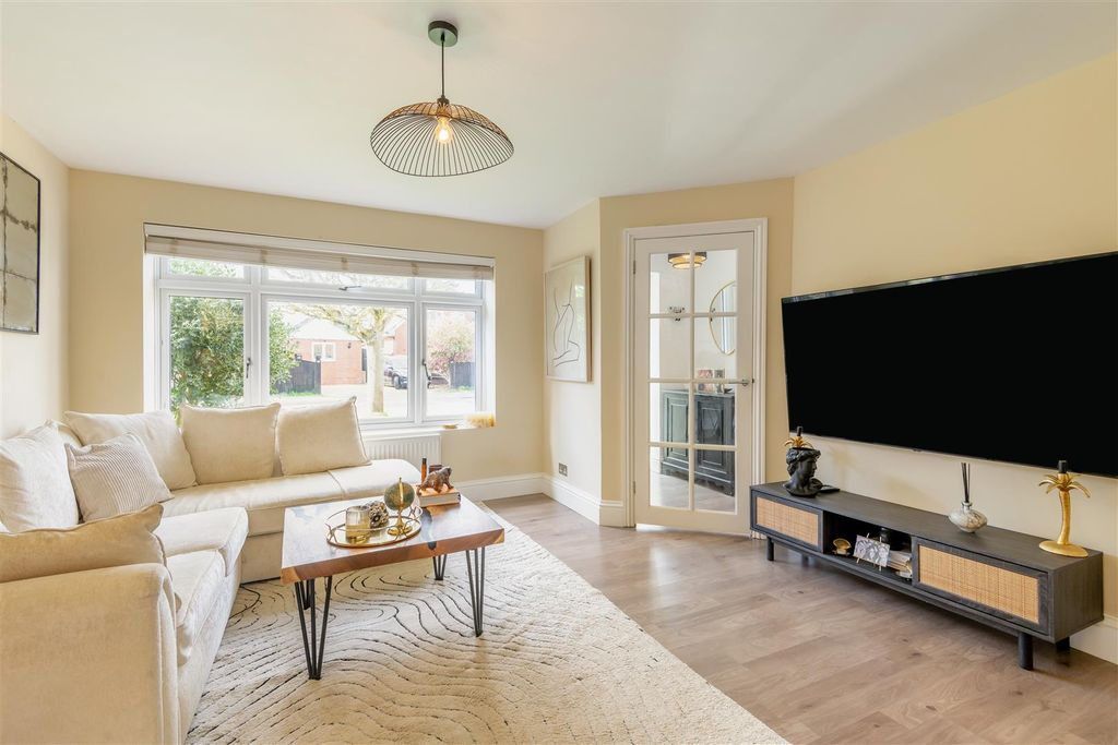 Property photo 3 of 15 Lounge