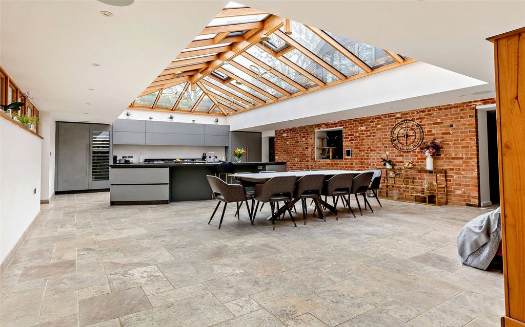 Property photo 3 of 33 Kitchen