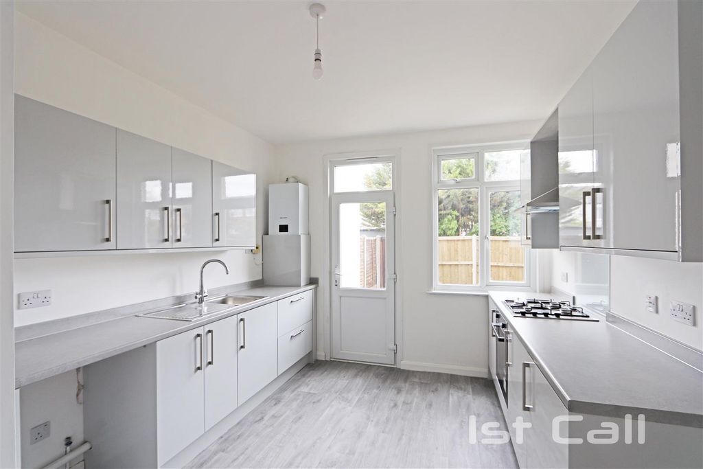 Property photo 3 of 9 Kitchen