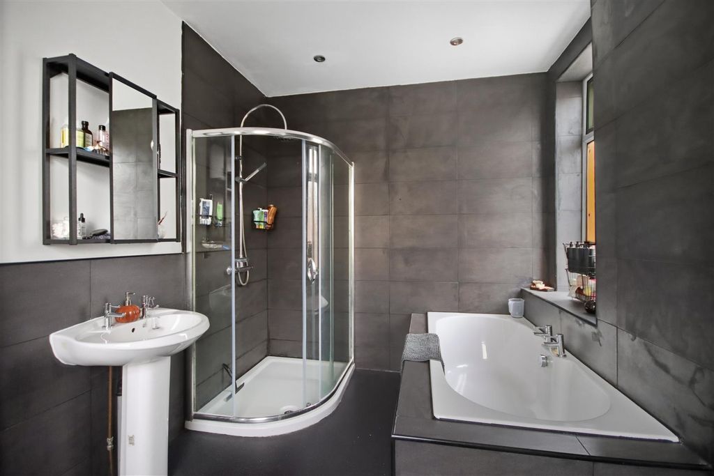 Property photo 2 of 11 Bathroom (5).Jpg