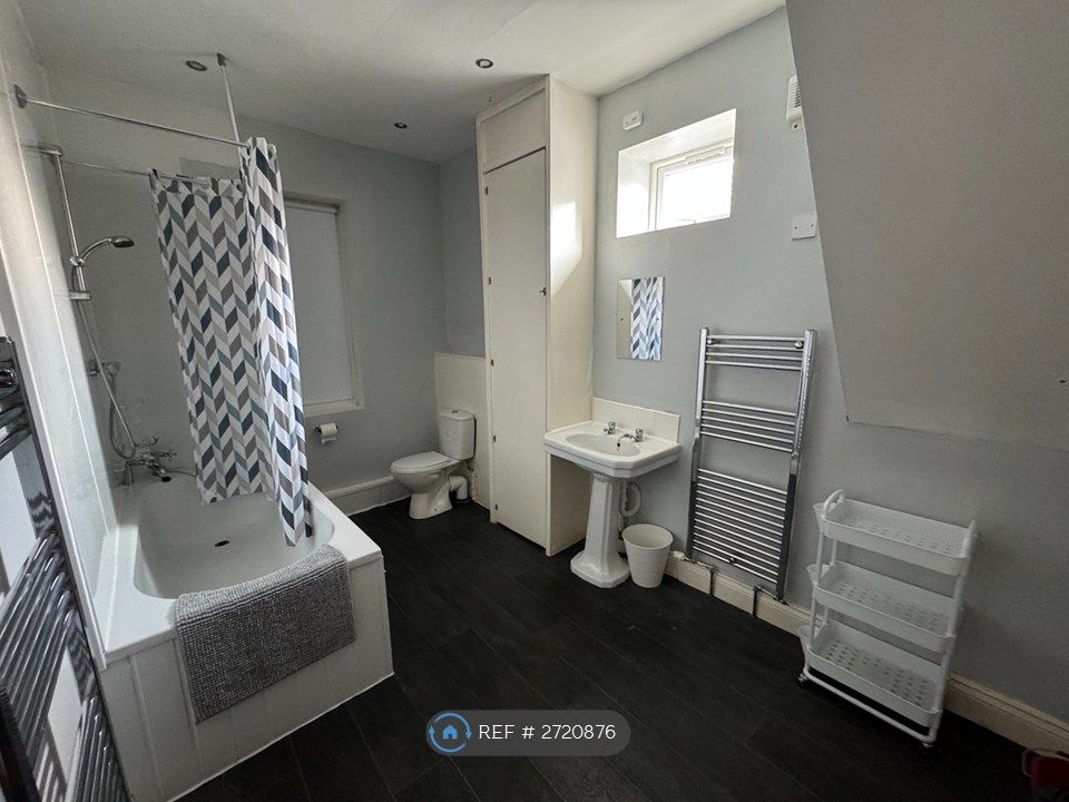 Property photo 3 of 10 Bathroom