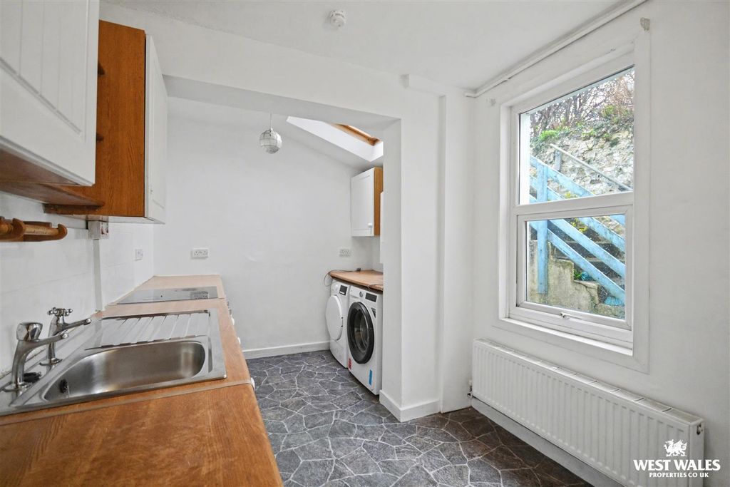 Property photo 3 of 21 Kitchen