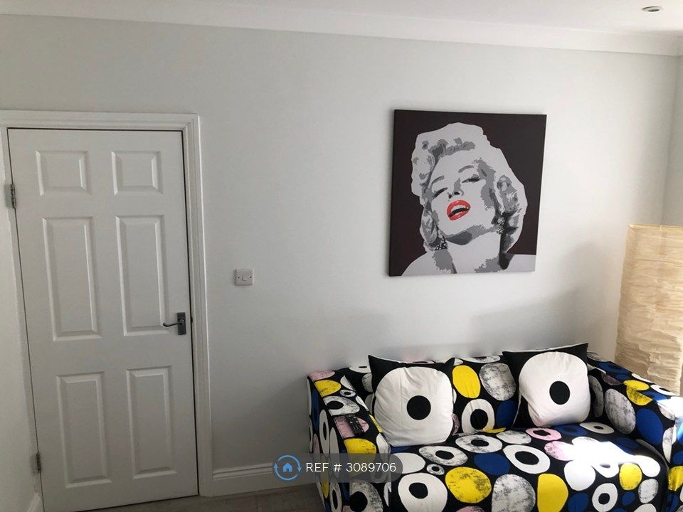 Property photo 2 of 11 Stylish Contemporary Living Room