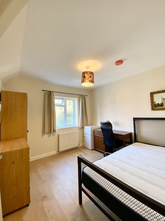 Property photo 2 of 8 Room E 1