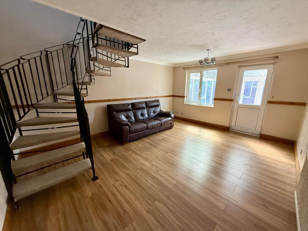 Property photo 1 of 18 2-Bedroom House With Garden And Conservatory Near Beckton