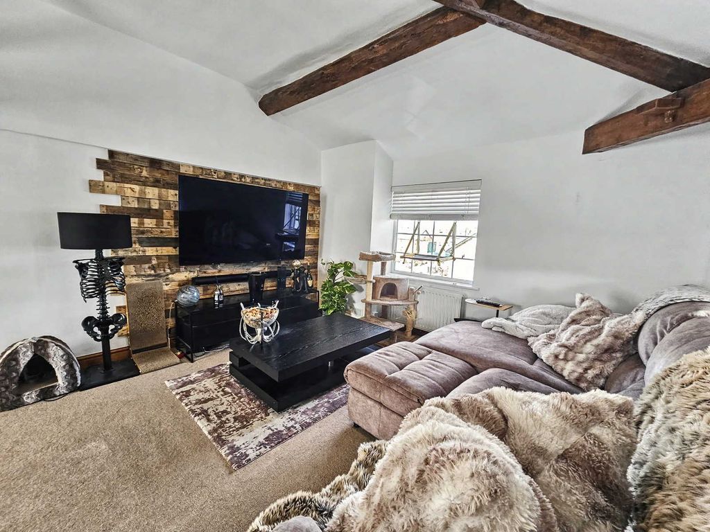 Property photo 3 of 16 Lounge