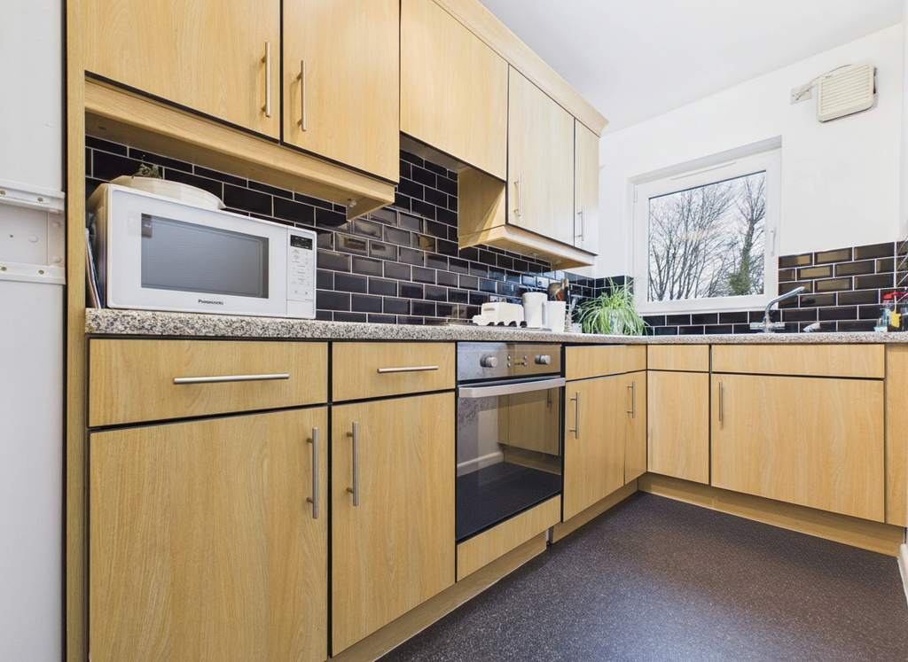 Property photo 3 of 11 Kitchen