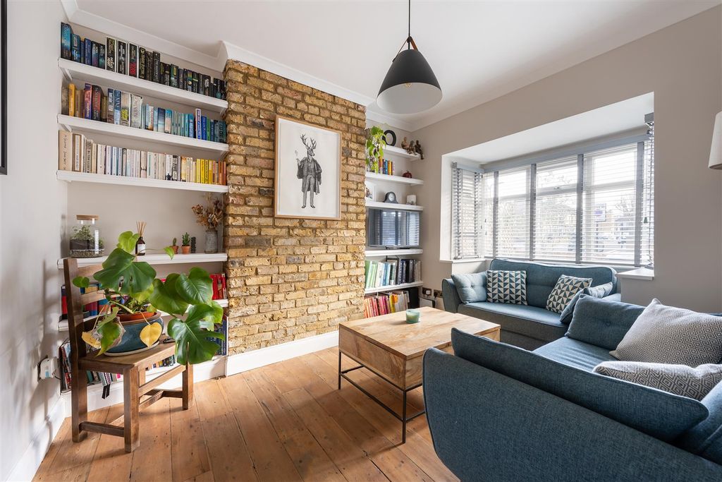 Property photo 2 of 31 Selby Road, E11