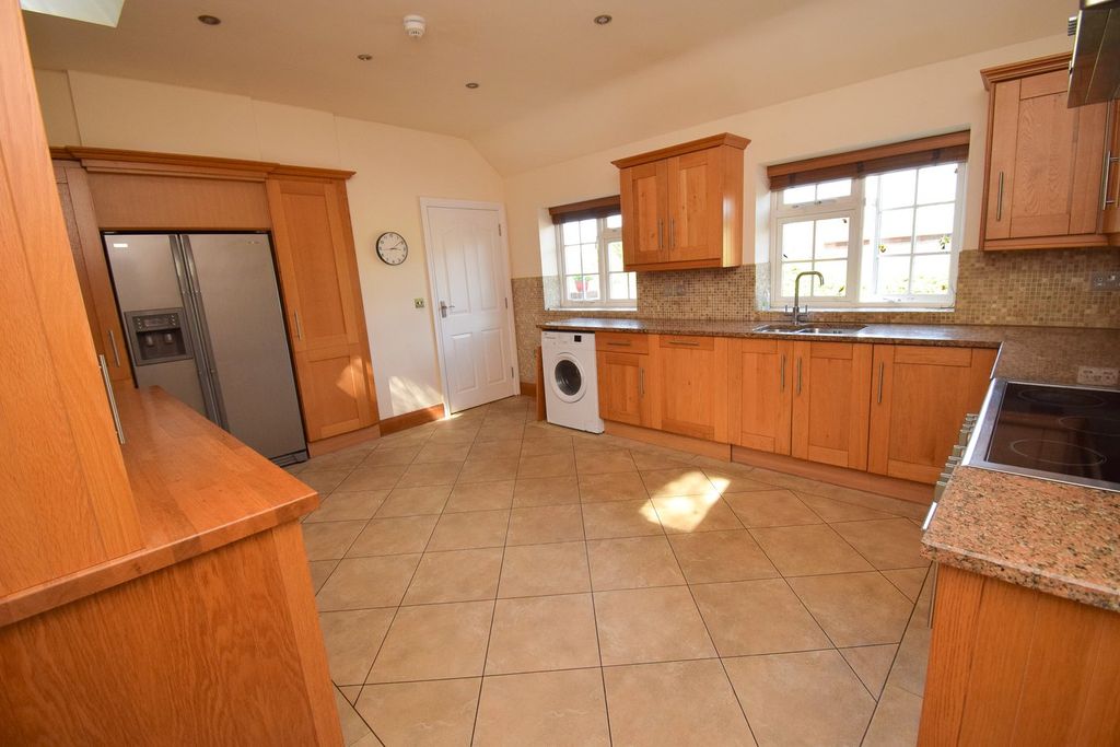 Property photo 3 of 22 Kitchen/Breakfast Room