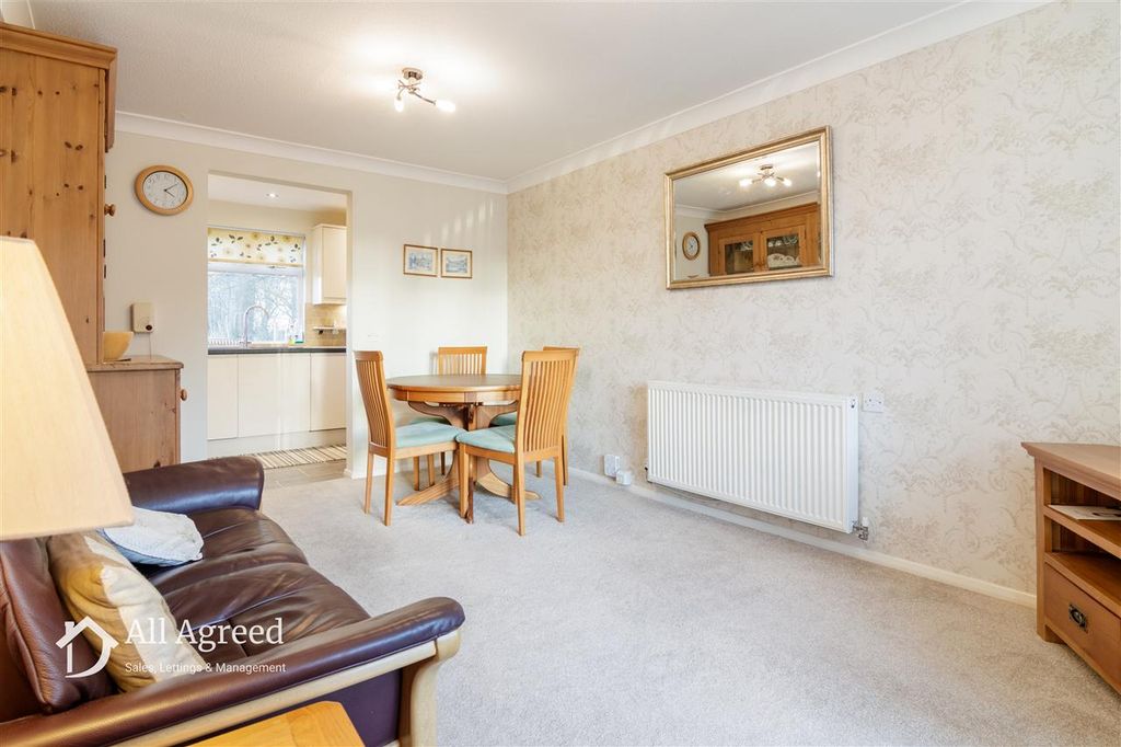 Property photo 3 of 17 Lounge