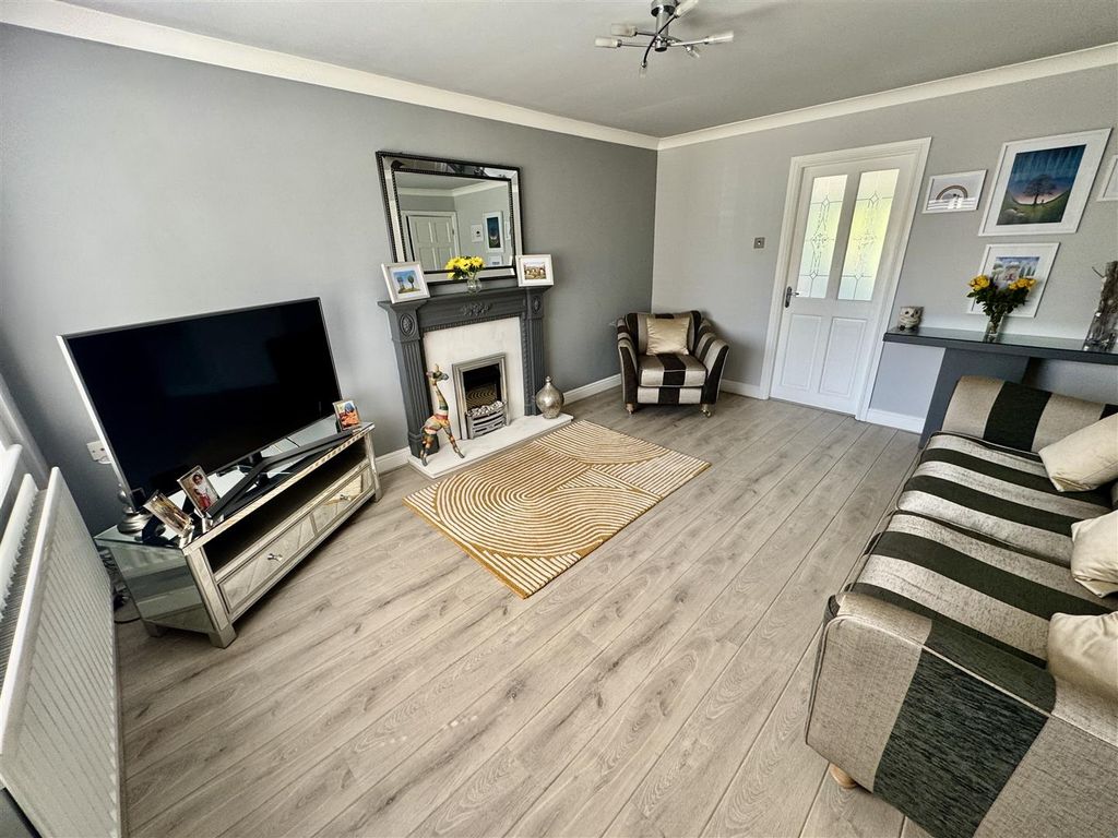 Property photo 2 of 19 Lounge