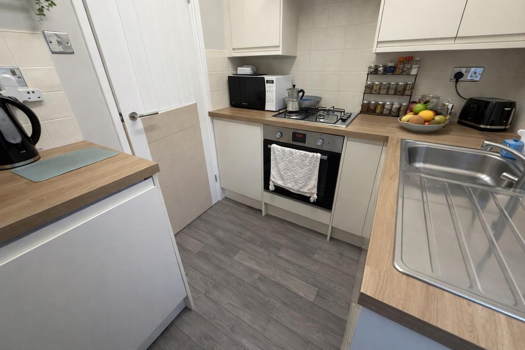 Property photo 2 of 7 Kitchen