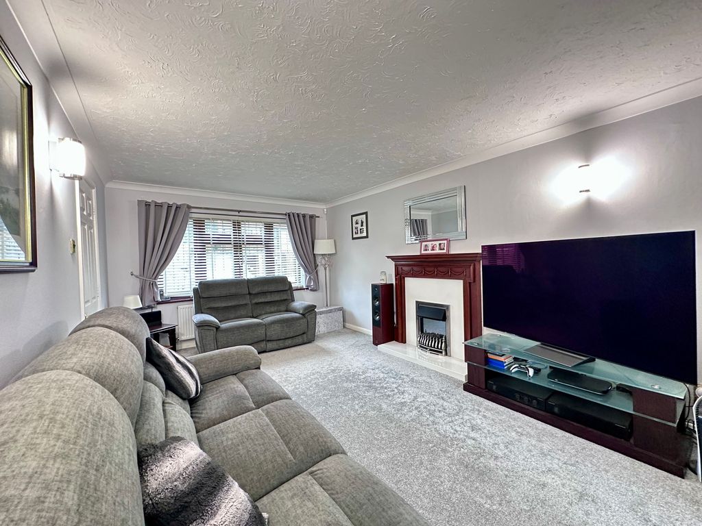 Property photo 3 of 24 Lounge